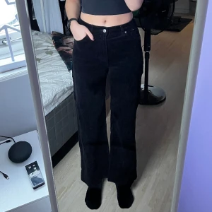 Svarta manchesterbyxor  - Ett par söta manchesterbyxor som används ett fåtalgånger