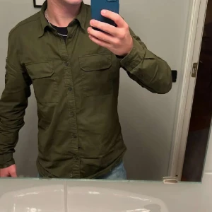 Cp company  - Tjena Säljer en CP company overshirt i size L passar M 