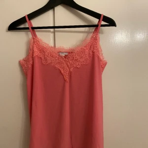 Linne - Väldigt gullig rosa topp/linne. Använd en gång. Storlek S men funkar även för M. Har en spets vid bröstet som strålar ut dig ännu mer.