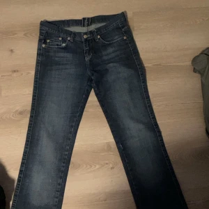 Victoria Beckham - Säljer mina Victoria Beckham jeans då dem är försmå för mig, men superbra i längden ( jag är 167 cm ) Midja 78 cm, höft ca 92/93  cm, innerbenslängd 83 cm, benöppning 21 cm, raka i modellen men mer åt bootcut hållet