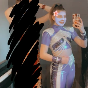 Discodräkt - Blå, lila och vit discodräkt med mycket detaljer och ”smyckning”. Extremt fin och syns superbra på dansgolvet. Den har aldrig varit använd och jag köpte den för 4,8 för drygt 3 år sedan. Tillsammans med topp och byxor kommer 2 armband, strut och hårband 🫶