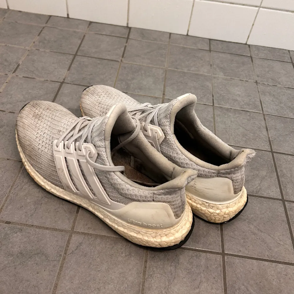 Säljer ett par vita boost skor lite smutsiga men de bara att rengöra de så är de tillbaka till orginal skicket, utan några särskilda anmärkningar, kan även gå ner i pris. Skor.