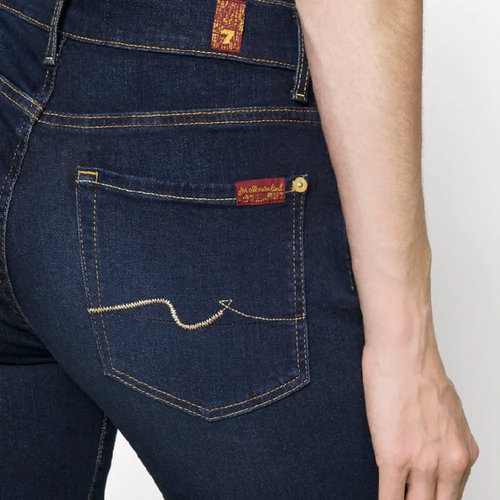 Supersköna slutsålda jeans från 7 i strl. 27/32 säljes då de var lite för stora för mig! Använda ett fåtal ggr. Inga defekter. Beskrivning finns på bilderna. Kan hämtas på Södermalm. Nypris var 1695kr. Jeans & Byxor.