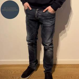 Ett par feta tvättade mörkblå slim jeans: Grim Tim, från nudie som passar riktigt bra nu till vintern. De har använts varsamt och är i mycket gott skick. Storlek 31/32, modellen på bilden är 181 och väger 71kg. Nypris 1700 - vårt pris 545