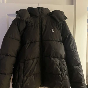 Calvin clein vinterjacka - Säljer nu en calvin clein vinterjacka i storlek M. Jackan är i 9/10 skick och nypris ligger på 2500kr. Skriv för fler frågor eller bilder!