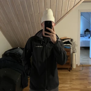 Peak performance softshell - Svart Peak performance softshell jacka. Storlek: M Nypris: 2499 kr Pris: 600 kr + frakt Priset är inte hugget i sten, köparen står för frakten! Litet hål se bild 3