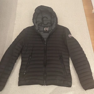 Colmar Dunjacka svart - Säljer min Colmar originals jacka som jag använt väldigt sparsamt. Funkar som en vinterjacka men även som en höstjacka. Nypris: 3699kr