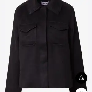 Svart skjortjacka från Weekday! Köpte för cirka 600kr på zalando men finns inte kvar. Mycket använd men fortfarande fin! Den är lite ”lurvig” som man kan se på bild 2. Har massa fler bilder! Skriv för intresse ❤️🥰