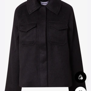 Svart kappa  - Svart skjortjacka från Weekday! Köpte för cirka 600kr på zalando men finns inte kvar. Mycket använd men fortfarande fin! Den är lite ”lurvig” som man kan se på bild 2. Har massa fler bilder! Skriv för intresse ❤️🥰