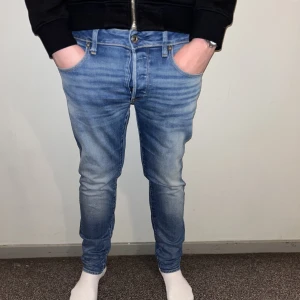 G-Star jeans  - G-Star jeans. storlek:W32/L34. Ny pris: 1299kr, vårat pris: 349kr, priset kan även diskuteras vid snabb affär. Tveka inte med att höra av dig vid minsta fundering✅