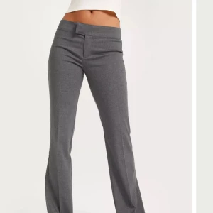 Grå lågmidjade kostymbyxor  - Säljer dessa populära kostymbyxor, som nästan är helt slutsålda. De passade inte mig i storlek och är helt nya med lapp kvar.💝