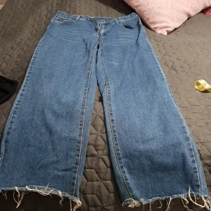 Baggyjeans - Jag säljer min baggyjeans från Shein i storlek M 38. Den är i jätte bra skick. Köparen står för frakt.