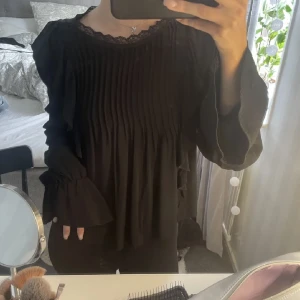 Zara blus - Oanvänd blus från zara. Strl L men skulle säga liten i storleken. Lånad bild!