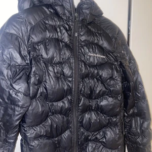 Peak jacka  - Finns två små revor på jackan ( kolla bild) därutav priset