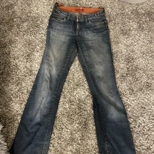 Lågmidjade jeans  - Lågmidjade och utsvängda!