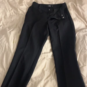 Kostymbyxor  - Säljer dessa snygga kostymbyxor från Bikbok, nästan helt oanvända!🥰