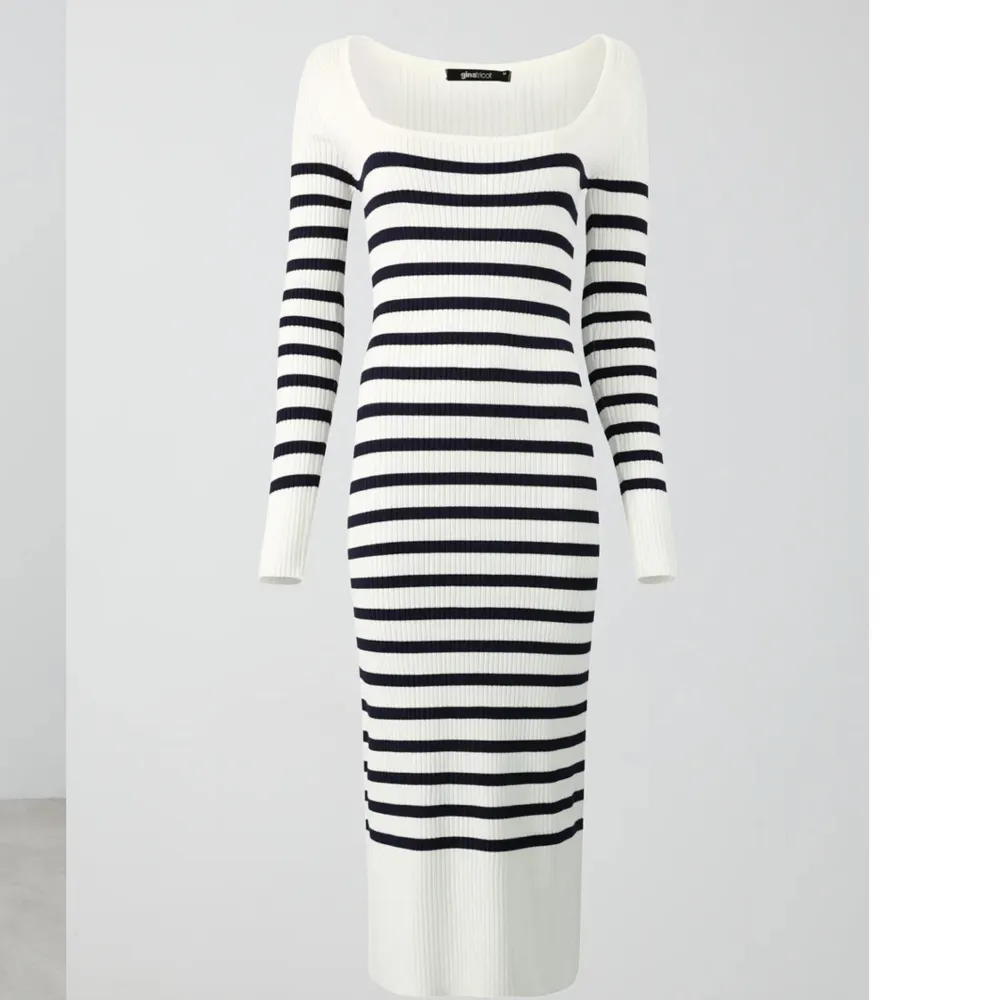 Säljer denna fina stickade klänning från Gina tricot, använd ett få tal  gånger😇. Klänningar.