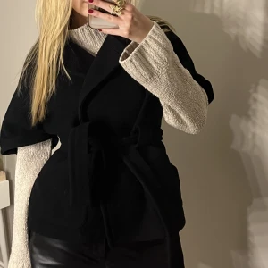 Kappa - Svart jacka där ärmarna slutar långt upp på armen den är så snygg och funkar perfekt med en stickad tröja under såndär ej blir för kallt 😍