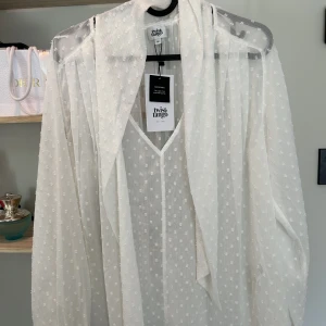 Twist & tango blus - Säljer en jättefin twist and tango blus som är oanvänd med lapp kvar, ny pris är 1199 kr men kan tänka mig att sälja för 800 kr😁super fin med ett linne under eller något annat, man kan även knytta vid halsen vilket är super snyggt!💕