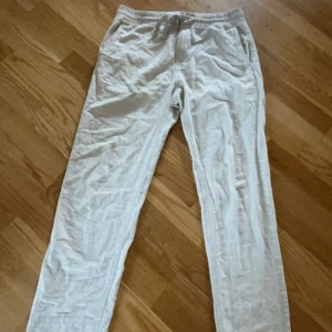 Linne byxor  - Linne byxor köptes förra sommaren på Kappahl men nästan helt oanvända. Hör av er om ni är intresserade. Kan fraktas om köparen står för fraktens kostnad annars hämtas i Östersund. Pris går att diskutera //Matheo 