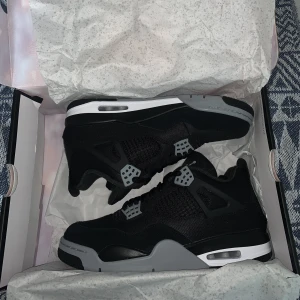 Jordans 4 Black Canvas - Helt nya Jordans 4 i strlk 43, varit i skolådan sen de köptes. Köpt på ”We Got Them”, fysiskt kvitto från butiken samt digitalt kvitto finns. Har även de i Midnight Blue i samma storlek! Kommer med original förpackning samt We Got Them påse. Inga byten😇