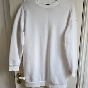 Adidas klänning/tröja - Supercool klänning/oversized tröja från Adidas med tryck på ryggen. Den är aldrig använd, nyskick! Storlek XS