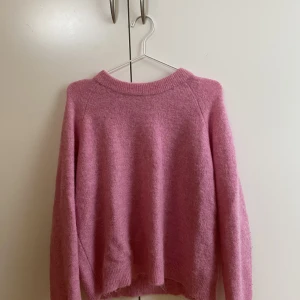 Stickad tröja - Mycket fin stickad tröja från zara, väldigt fin och inga fläckar! strl M🩷