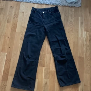 Mid waist jeans  - Jättefina svarta mid waist jeans som jag tyvärr inte får  användning för.  Pga de är lite för korta. (Jag är 180) 