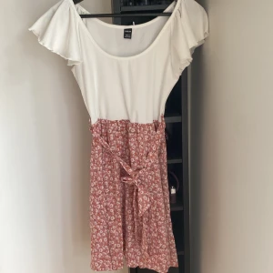 Blommig klänning  - Blommig klänning från shein , aldrig använt endast testad, storlek ”petite” s 