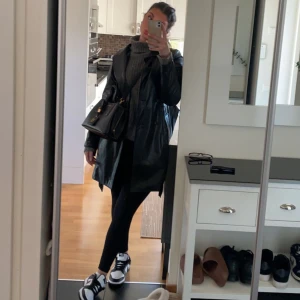 Läderkappa  - Säljer min läderkappa i och med att den tyvärr inte kommit mycket till använding. Köptes för 500 kr men säljes nu för 400. Pris går dock att diskutera. Nyskick! Skriv om fler bilder på kappan önskas.