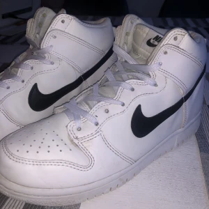Nike dunk - Nike dunk skor köpta för 1499 kr, säljer för endast 450.  Använt ett par gånger men fortfarande i bra skick. Storlek 39❤️❤️