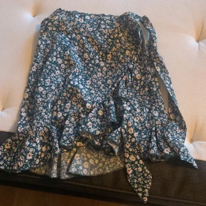 Kjol - Fin kjol. Aldrig använd. Skönt material. Pris kan diskuteras