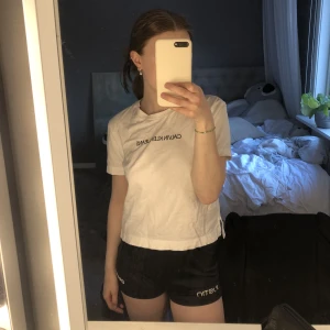 Calvin Klein T-shirt  - Säljs pga för liten, sparsamt använd, inga fläckar eller liknande! 