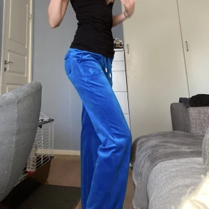 JUICY COUTURE NEON BLÅ BYXOR XS - juicy couture byxor storlek xs som jag säljer för 499kr och det har ett stygn på midjan som är sytt och kan inte märkas på långt håll💙💍🦋💎