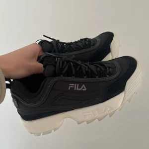 Fila sneakers  - Säljer mina helt oanvända Fila Disruptor Satin Low pga fel storlek. Dem är storlek 37 men är små i storleken så passar mer en 36a. 