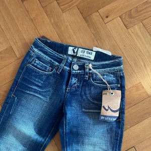 Lågmidjade bootcut jeans  - Lågmidjade bootcut Ltb jeans i storlek 25/32. Helt nya säljer men köpta här på Plick. Säljer pga att de var för små för mig