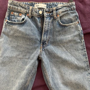 Zara Jeans: Signature Denim - Ett väldigt fint par jeans! Är Midwaist straight. Använda 1 eller två gånger utan några defekter överhuvudtaget. De passar mig inte längre då midjan är ganska liten. Byxorna är pösiga. För fler bilder kan ni kontakta mig!🌸