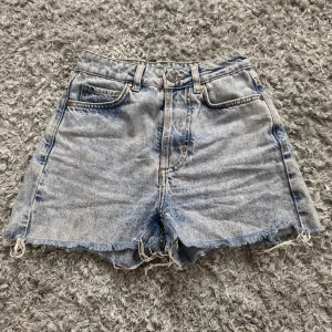 Jeansshorts - Knappt använda så nyskick! Från BikBok, nypris 399kr, pris kan diskuteras💗