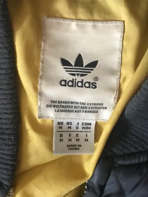 Adidas Jacka - Adidas jacka tvär go men för liten nu! Ett hål i sidan går att fixa! 