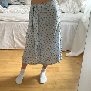 Sommarkjol, monki - Supersöt blommig sommarkjol från monki i stl xxs, men den är ganska stor i storleken eftersom att jag som normalt har s passar i den utan problem🫶🏻