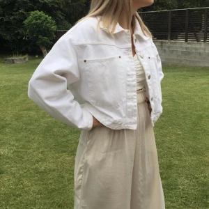Jeansjacka  - Väldigt fin vit jeansjacka från Zara. Storlek S. Frakt tillkommer! 