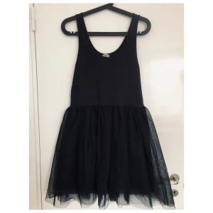 Svart klänning med tyll - Svart klänning med tyll. Sparsamt använd. Storlek 40.