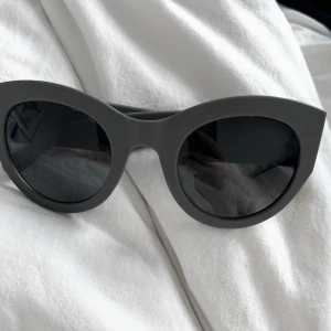 Solglasögon - Säljer dessa solglasögon då de aldrig kommer till användning längre och tyvärr inte passade mig så bra.