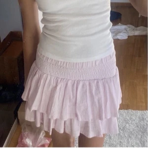 Pastell rosa kjol💕 - Så fin kjol i perfekt skick!! Köpte den här på plick av en ägare som sytt den själv. Storlek S men passar även XS då det är resår💕aldrig använd av mig!