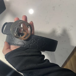 Gucci bälte - Säljer detta Gucci Signature leather belt! Köpt i Stockholm för 2 år sedan. Sparsamt använt och passar från storlek XS till M i byxor. Nypris 450€