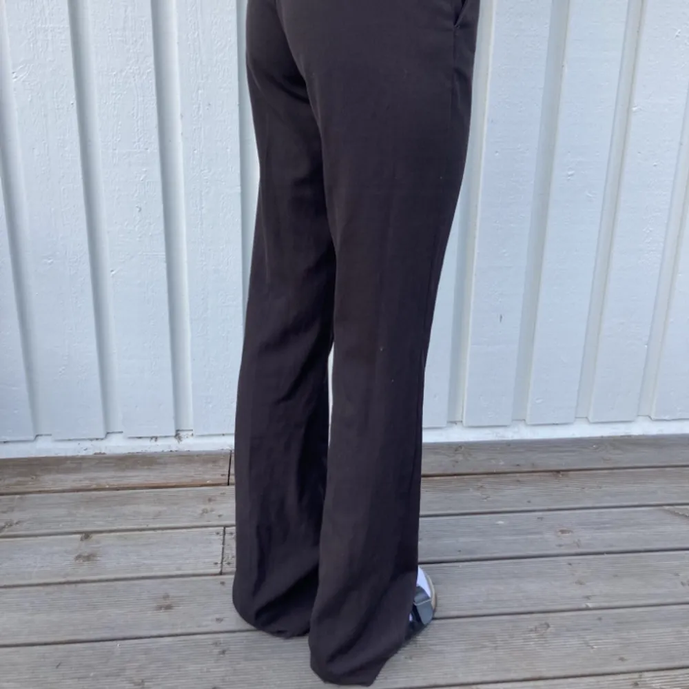 Mörkbruna kostymbyxor från Lindex, storlek 34 tall, nypris 500kr, så bekväma och snygga!. Jeans & Byxor.