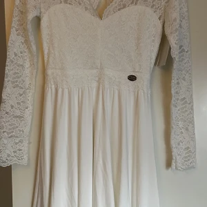 Studentklänning  - Super fin studentklänning som jag köpte men som aldrig kom till användning, lapparna kvar.  Storlek 36  400kr eller bud, köparen står för ev frakt 