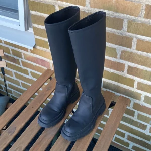 Boots från Zara - Svarta boots från Zara storlek 39