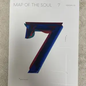 BTS album map of the soul 7, version 3. Säljer då jag inte längre är ett BTS fan. Orginalpris 429. Allt som kom med det ingår. Skriv för mer bilder och info