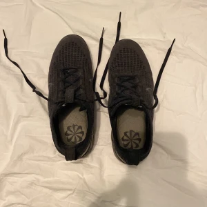 Nike skor - Säljer mina Nike vapormax för att jag inte använder dom längre. Använda i ungefär ett år inte skador på skorna lite repor på plasten men inga större skador. Har ingen låda från dom elr kvitto. Köpte dom för 2500.